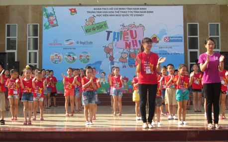 Nhảy dân vũ “Những trái tim Việt Nam” của hơn 70 em nhỏ